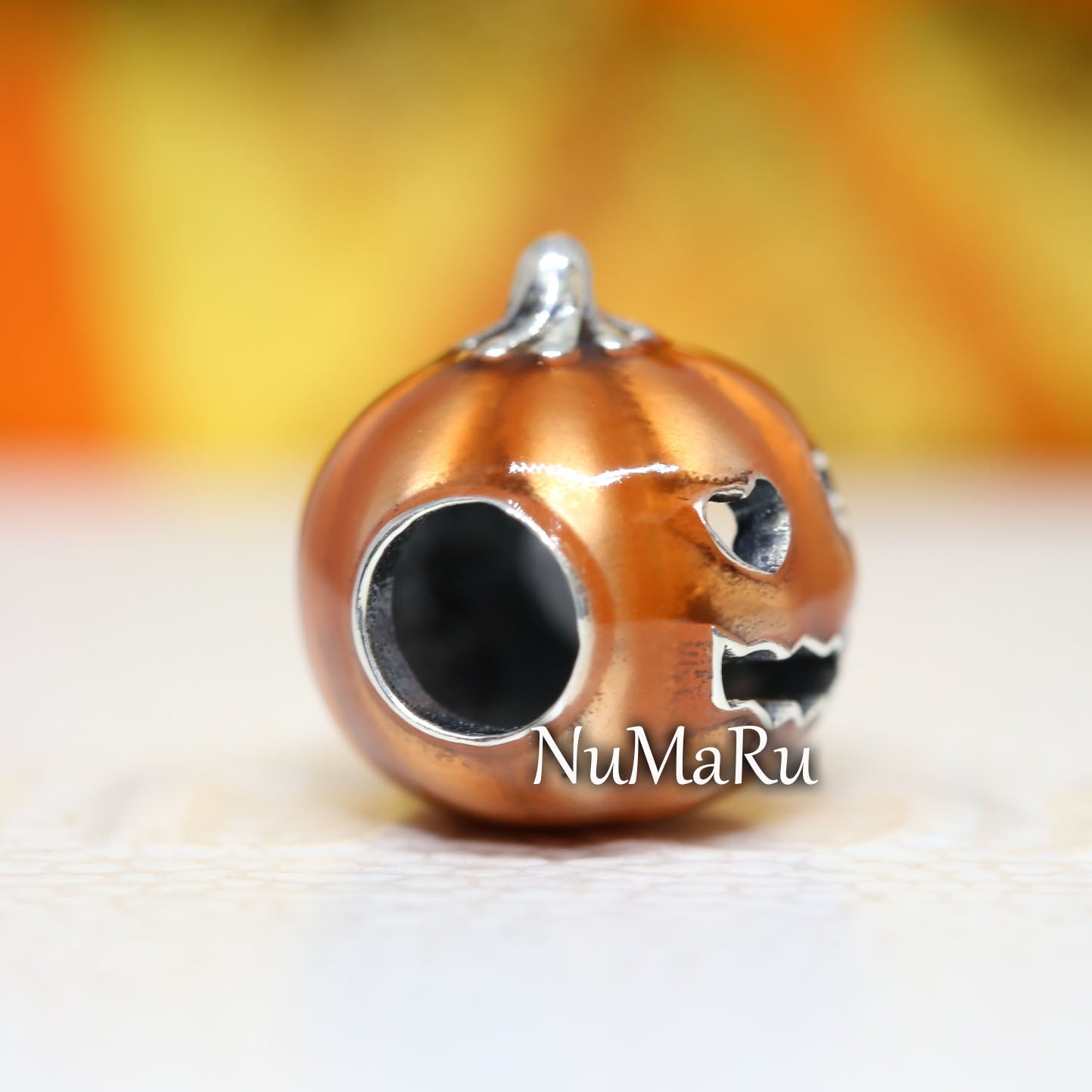 Glow-in-the-dark Spooky Pumpkin Charm 792291C01 – NUMARU