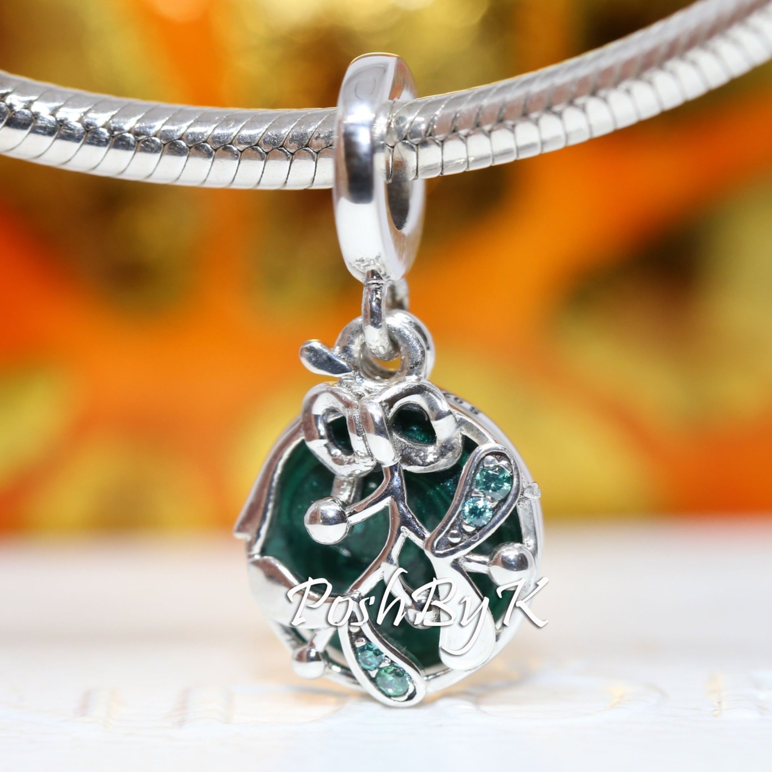 Christmas Mistletoe Charm 799229C01 – NUMARU